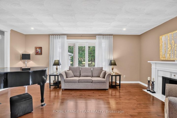 Photo 8 at 61 Amberwood Crescent, Nepean (Pineglen/Country Place), Ottawa