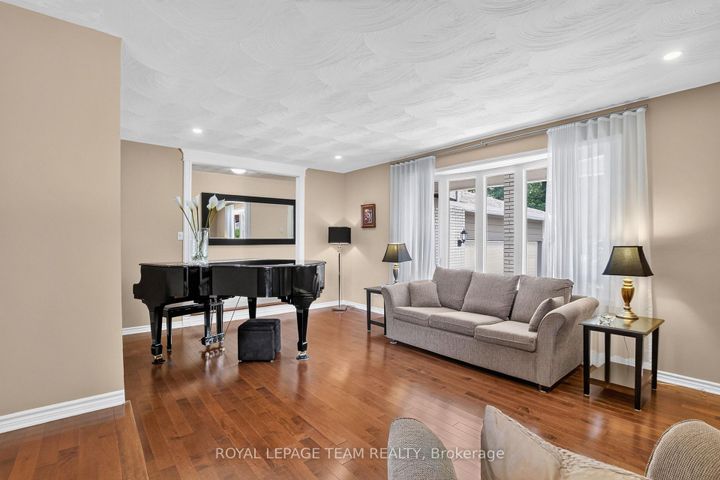 Photo 9 at 61 Amberwood Crescent, Nepean (Pineglen/Country Place), Ottawa