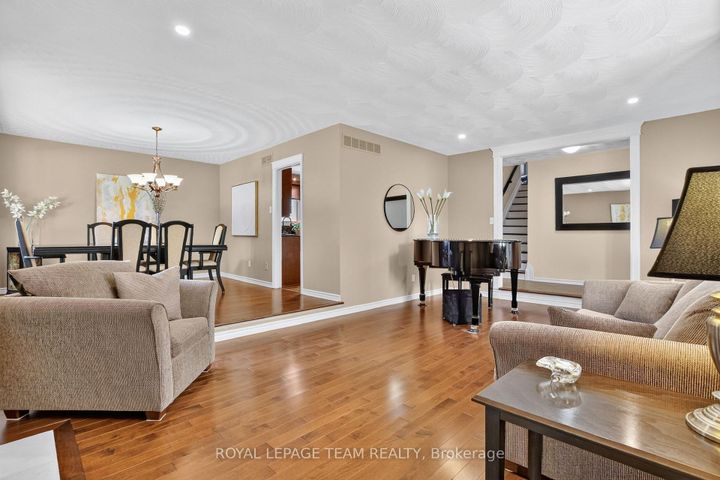 Photo 10 at 61 Amberwood Crescent, Nepean (Pineglen/Country Place), Ottawa