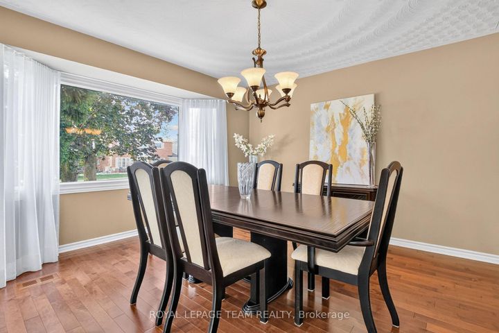 Photo 11 at 61 Amberwood Crescent, Nepean (Pineglen/Country Place), Ottawa