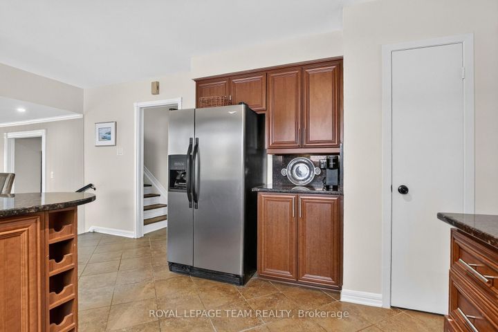 Photo 14 at 61 Amberwood Crescent, Nepean (Pineglen/Country Place), Ottawa