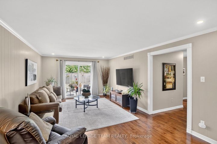 Photo 18 at 61 Amberwood Crescent, Nepean (Pineglen/Country Place), Ottawa