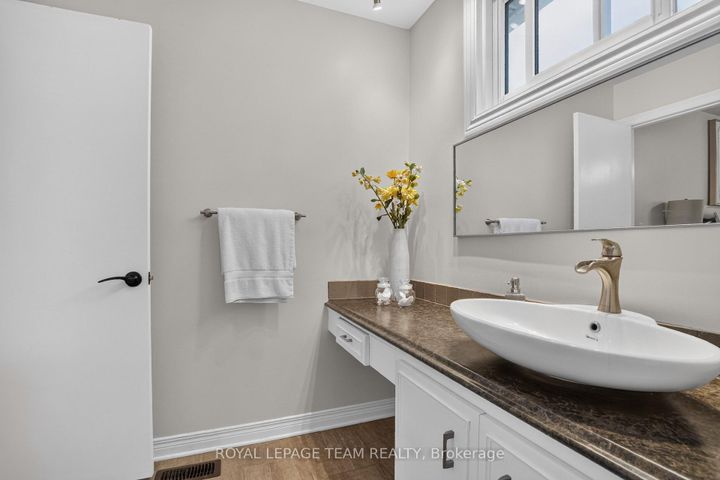 Photo 34 at 61 Amberwood Crescent, Nepean (Pineglen/Country Place), Ottawa