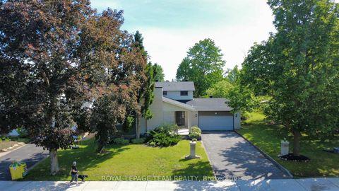 Photo 3 at 61 Amberwood Crescent, Nepean (Pineglen/Country Place), Ottawa