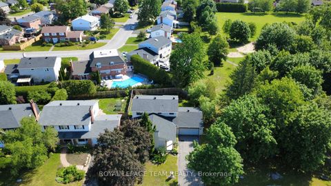 Photo 4 at 61 Amberwood Crescent, Nepean (Pineglen/Country Place), Ottawa