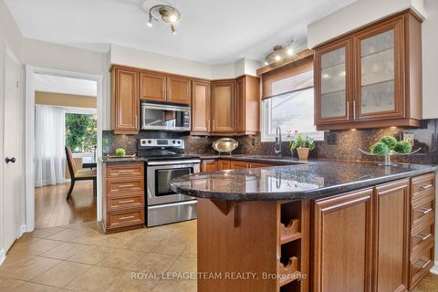 Photo 13 at 61 Amberwood Crescent, Nepean (Pineglen/Country Place), Ottawa