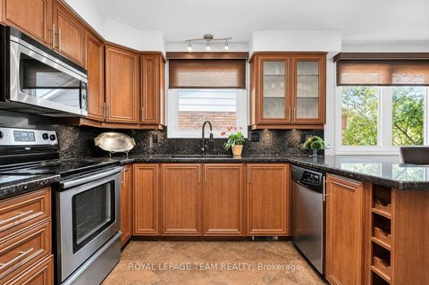 Photo 15 at 61 Amberwood Crescent, Nepean (Pineglen/Country Place), Ottawa