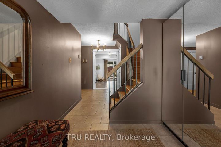 Photo 2 at G - 270 Dalehurst Drive, Nepean (Tanglewood), Ottawa