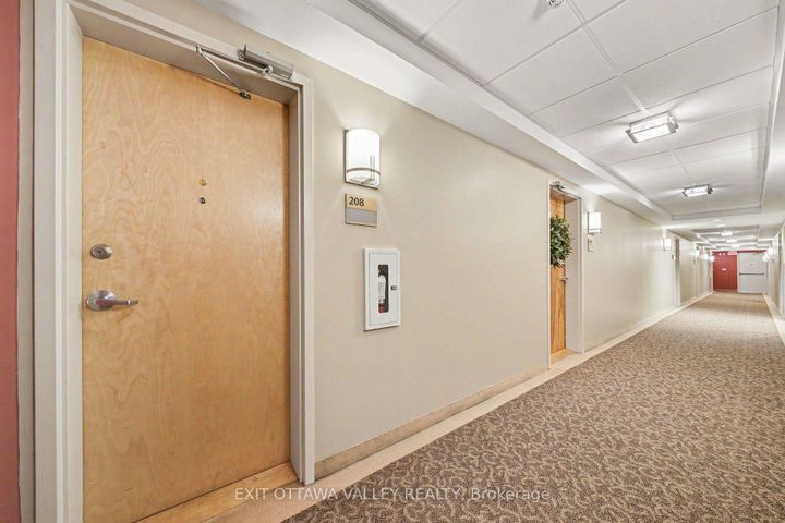 Photo 3 at 208 - 14 Norice Street, Nepean (Meadowlands/Crestview), Ottawa