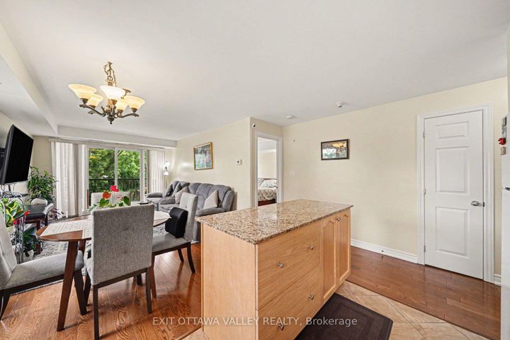 Photo 11 at 208 - 14 Norice Street, Nepean (Meadowlands/Crestview), Ottawa