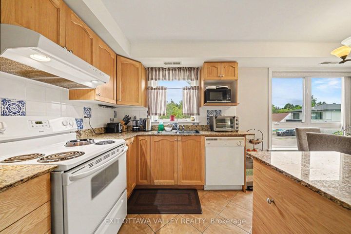 Photo 14 at 208 - 14 Norice Street, Nepean (Meadowlands/Crestview), Ottawa