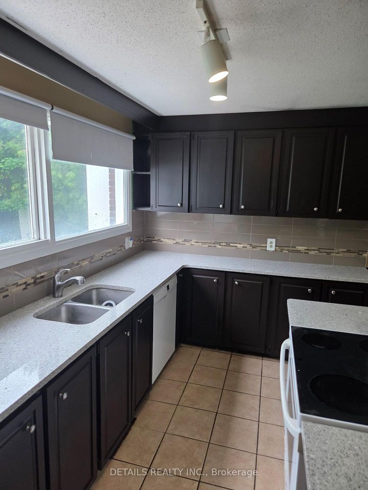 Photo 2 at 46 BEAUMARIS Drive, Nepean (Bruce Farm/Graham Park/Qualicum/Bellands), Ottawa