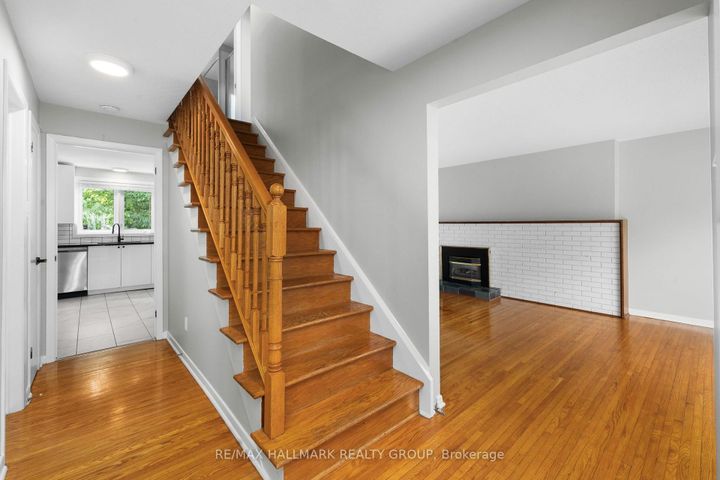 Photo 3 at 84 Chesterton Drive, Nepean (Borden Farm/Stewart Farm/Carleton Heights/Parkwood Hills), Ottawa