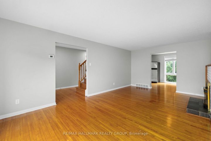 Photo 5 at 84 Chesterton Drive, Nepean (Borden Farm/Stewart Farm/Carleton Heights/Parkwood Hills), Ottawa