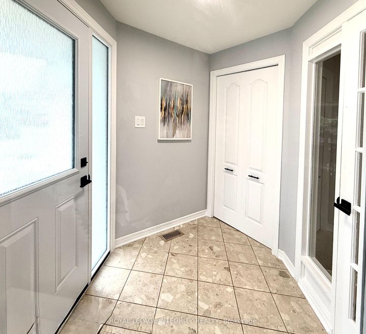 Photo 2 at 4 GLENARDEN Court, Nepean (Centrepointe), Ottawa