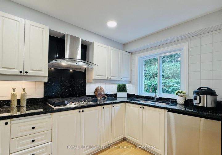 Photo 12 at 4 GLENARDEN Court, Nepean (Centrepointe), Ottawa