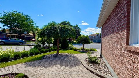 Photo 1 at 4 GLENARDEN Court, Nepean (Centrepointe), Ottawa