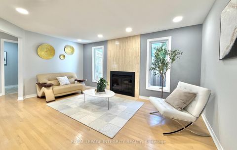 Photo 3 at 4 GLENARDEN Court, Nepean (Centrepointe), Ottawa