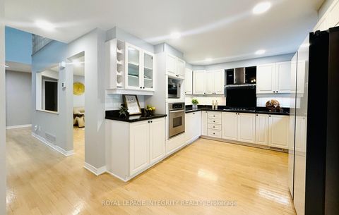 Photo 11 at 4 GLENARDEN Court, Nepean (Centrepointe), Ottawa