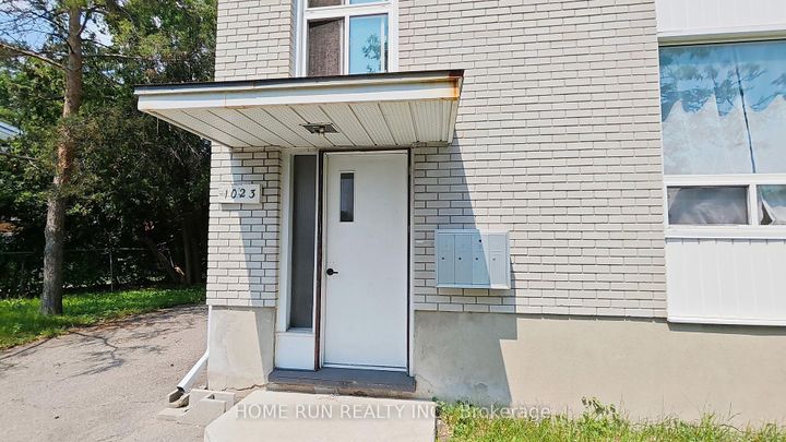 Photo 3 at 1023 Meadowlands Drive, Nepean (Carleton Square), Ottawa