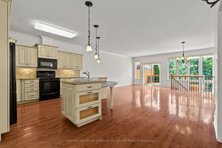 Photo 7 at 110 Heathercrest Private, Nepean (Stonebridge), Ottawa