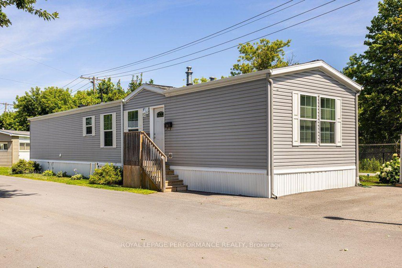 16 Eastgate Avenue, Nepean (Industrial Park), Ottawa 