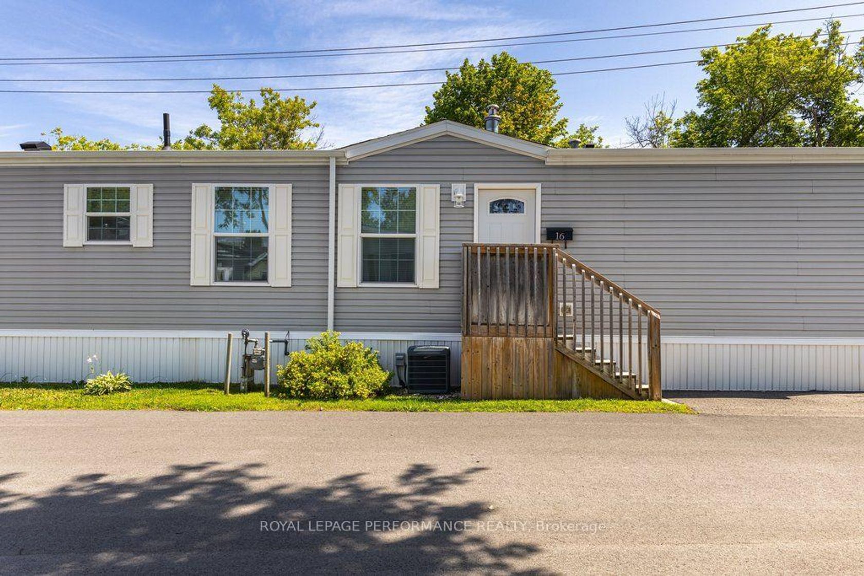16 Eastgate Avenue, Nepean (Industrial Park), Ottawa 