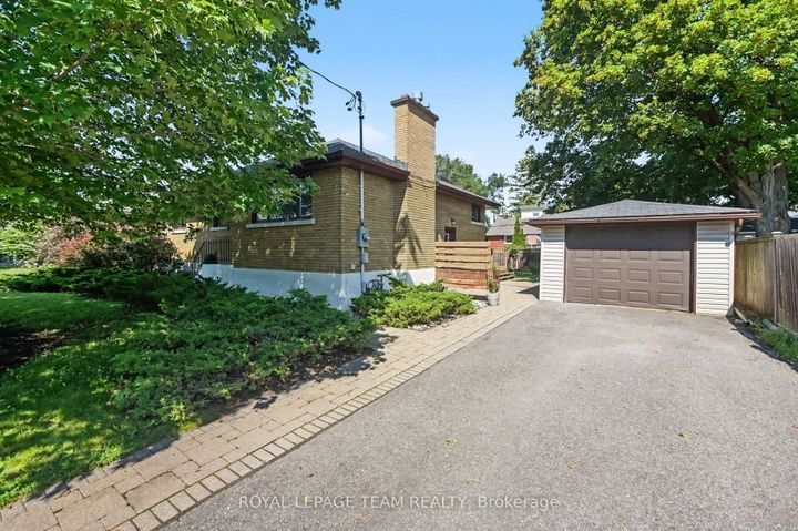 Photo 2 at 3 Donna Street, Nepean (Meadowlands/Crestview), Ottawa