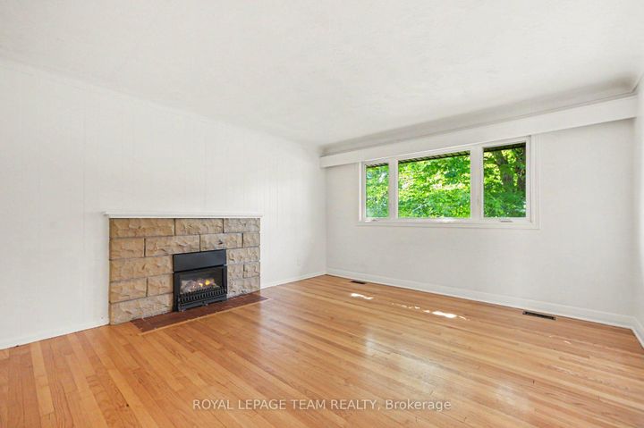 Photo 4 at 3 Donna Street, Nepean (Meadowlands/Crestview), Ottawa