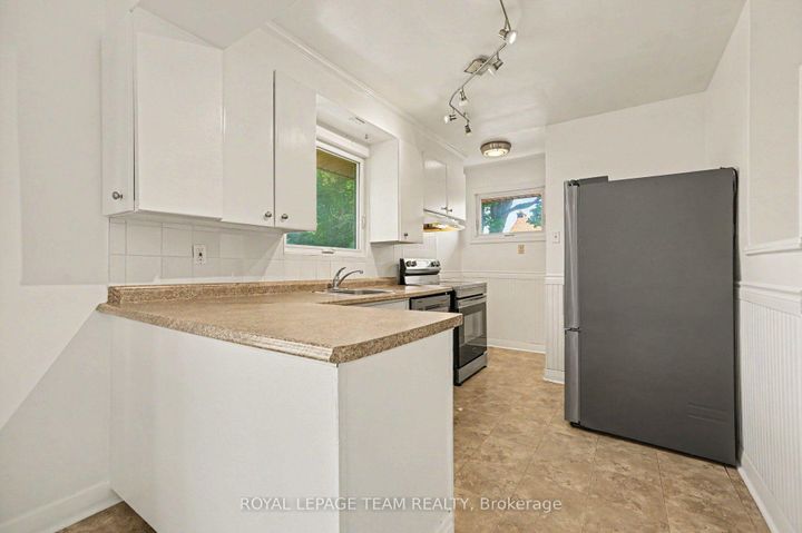 Photo 13 at 3 Donna Street, Nepean (Meadowlands/Crestview), Ottawa