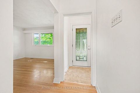 Photo 3 at 3 Donna Street, Nepean (Meadowlands/Crestview), Ottawa