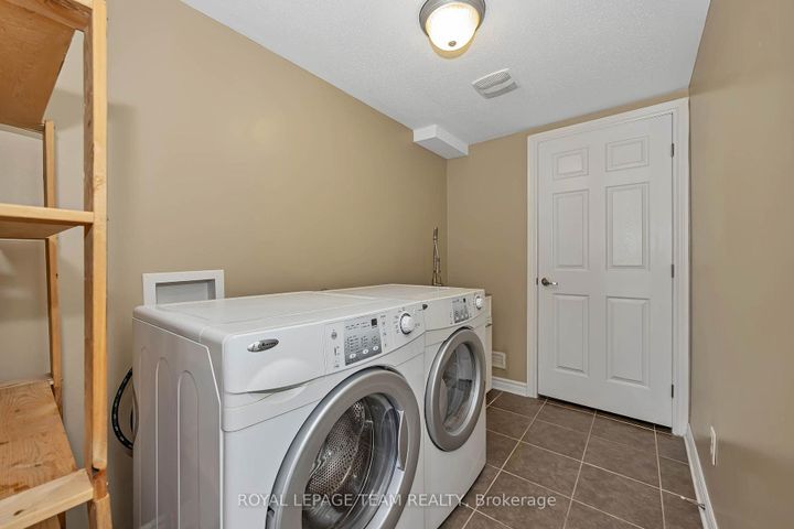 Photo 4 at 2555 Waterlilly Way, Nepean (Heritage Park), Ottawa