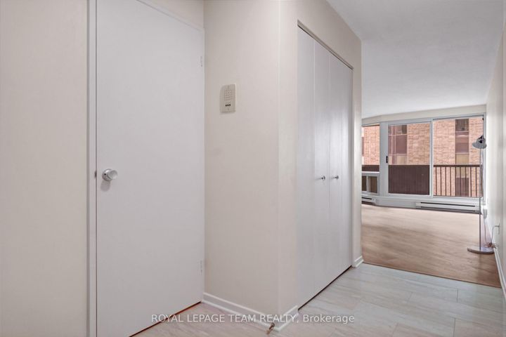 Photo 5 at 402 - 1380 Prince Of Wales Drive, Nepean (Carleton Square), Ottawa