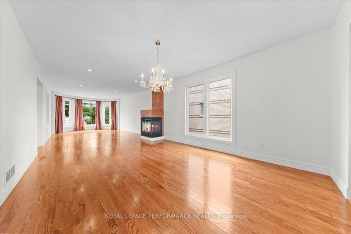 Photo 4 at 4 Wellsmere Court, Nepean (Rideau Heights/Rideau River), Ottawa