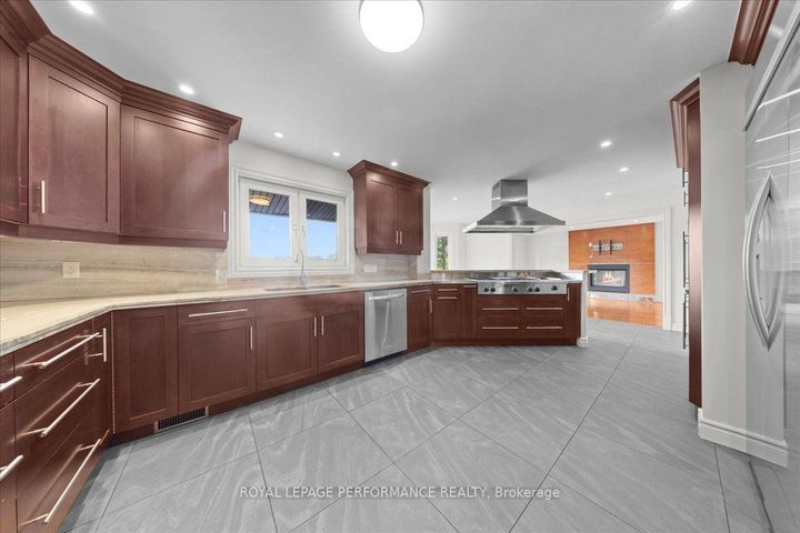 Photo 7 at 4 Wellsmere Court, Nepean (Rideau Heights/Rideau River), Ottawa