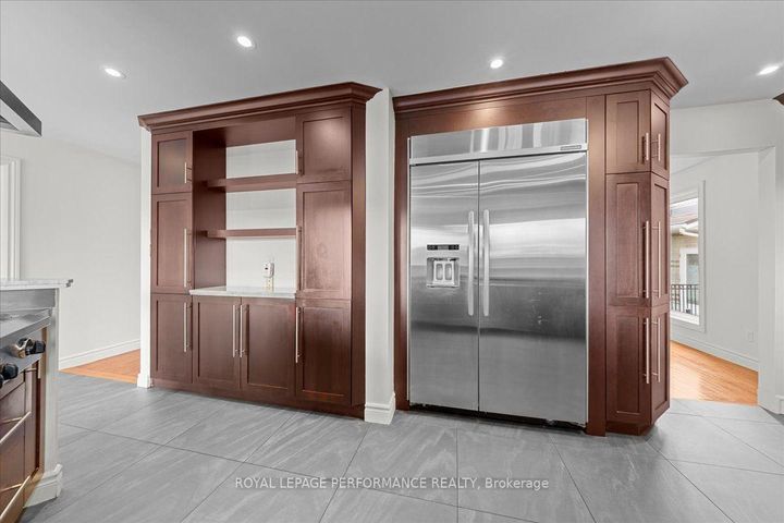 Photo 9 at 4 Wellsmere Court, Nepean (Rideau Heights/Rideau River), Ottawa