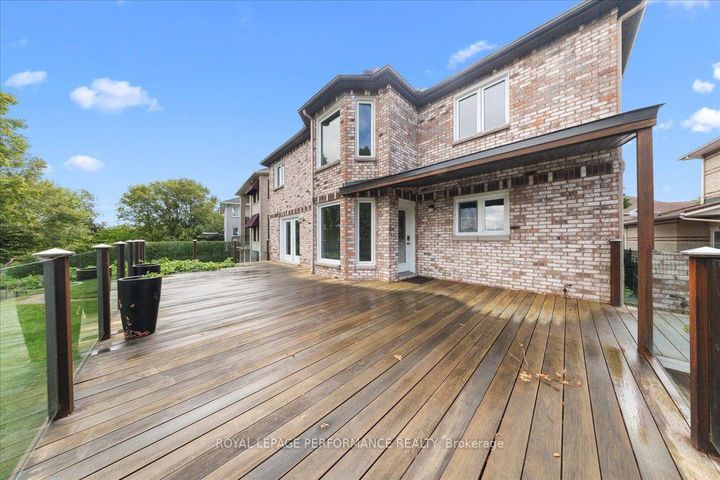 Photo 13 at 4 Wellsmere Court, Nepean (Rideau Heights/Rideau River), Ottawa