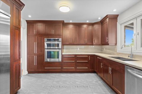 Photo 6 at 4 Wellsmere Court, Nepean (Rideau Heights/Rideau River), Ottawa