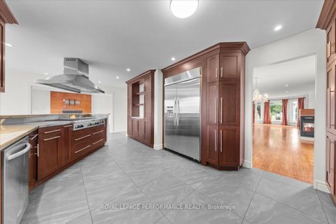 Photo 10 at 4 Wellsmere Court, Nepean (Rideau Heights/Rideau River), Ottawa