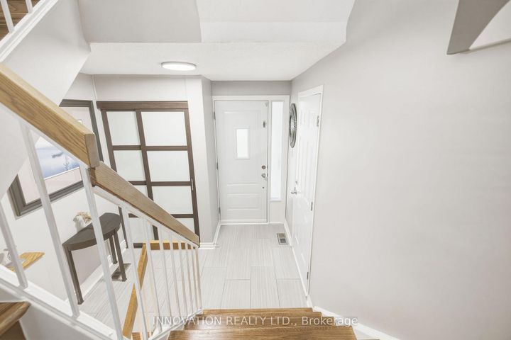 Photo 4 at C - 18 Benlea Drive, Nepean (Tanglewood), Ottawa