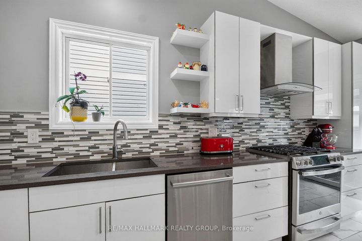 Photo 13 at 133 Fairlop Way, Nepean (Longfields), Ottawa