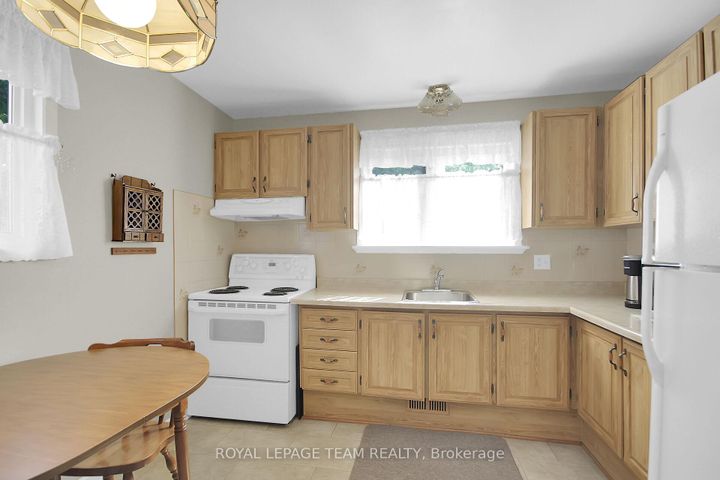 Photo 11 at 962 Dynes Road, Nepean (Carleton Square), Ottawa