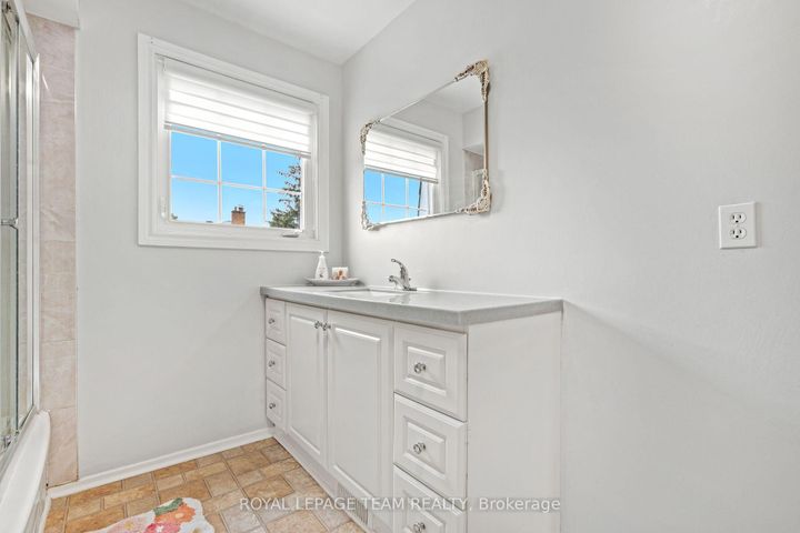 Photo 21 at 9 - 455 Kintyre Private, Nepean (Carleton Square), Ottawa