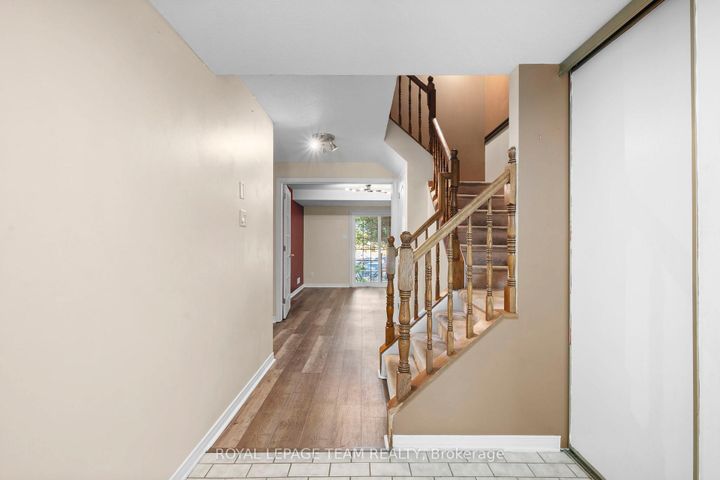 Photo 2 at 8 Mannington Court, Nepean (Cedargrove/Fraserdale), Ottawa