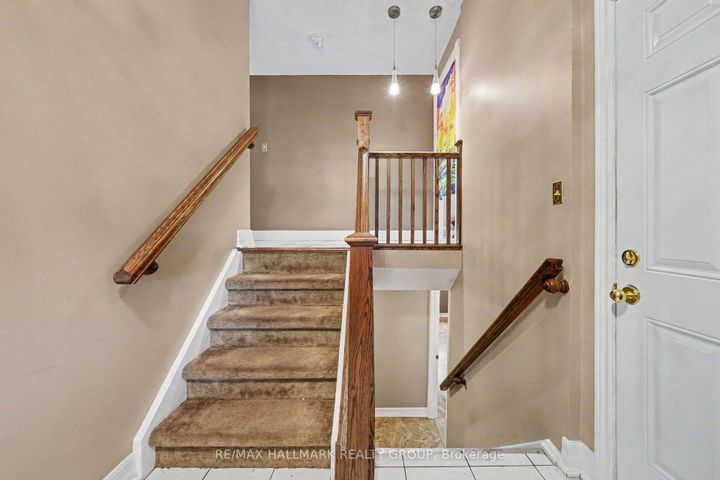 Photo 4 at 5 Lansfield Way, Nepean (Tanglewood), Ottawa