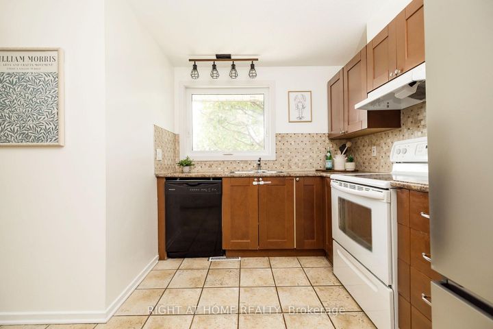 Photo 11 at 30 Berkshire Way, Nepean (Pheasant Run), Ottawa