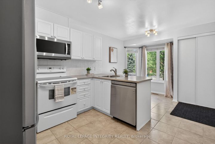 Photo 4 at 256 Cresthaven Drive, Nepean (Barrhaven East), Ottawa