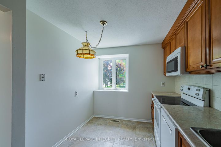 Photo 4 at 32C Benlea Drive, Nepean (Tanglewood), Ottawa
