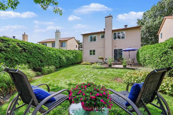 Photo 2 at 44 Farm Gate Crescent, Nepean (Borden Farm/Stewart Farm/Carleton Heights/Parkwood Hills), Ottawa