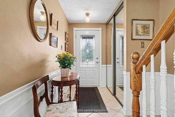 Photo 3 at 44 Farm Gate Crescent, Nepean (Borden Farm/Stewart Farm/Carleton Heights/Parkwood Hills), Ottawa